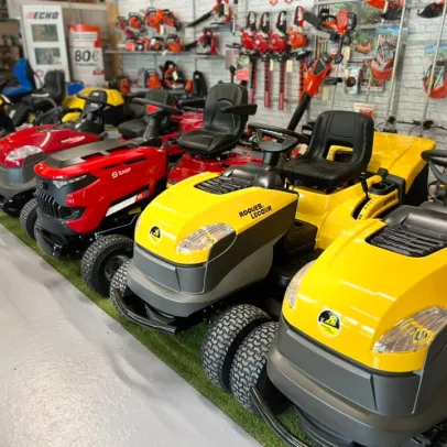 tracteur à Saint-Sulpice-les-Feuilles près de la Souterraine en Haute-Vienne 87