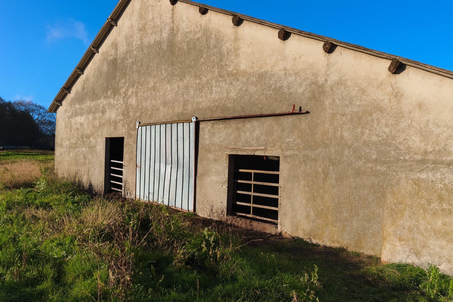 FABRICATION ET POSE DE 2 PORTES