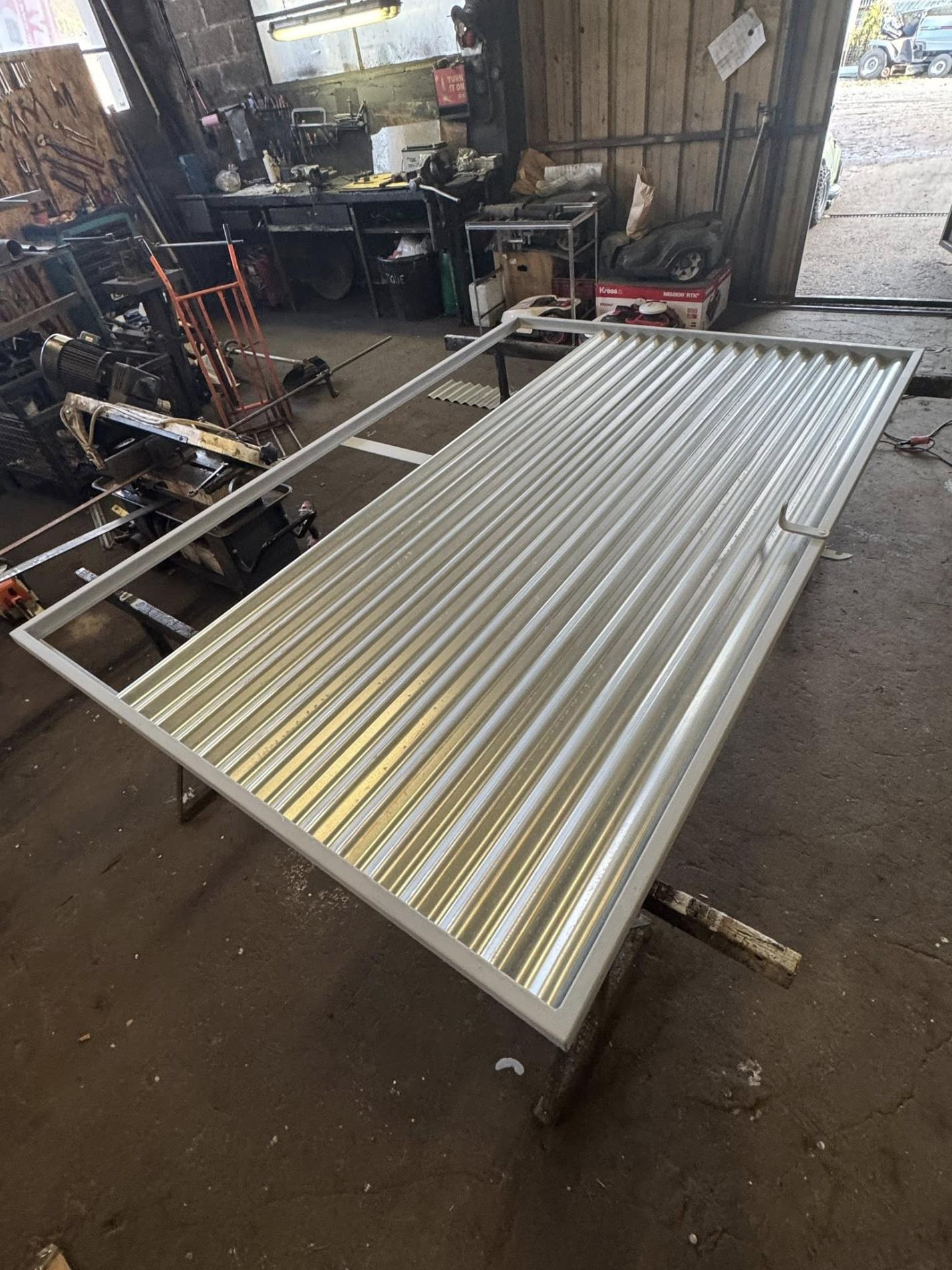 FABRICATION ET POSE DE 2 PORTES