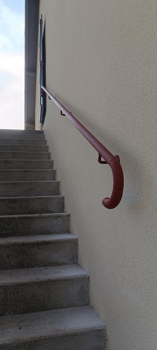 Fabrication et pose d&rsquo;une rampe avec peinture antirouille brun.