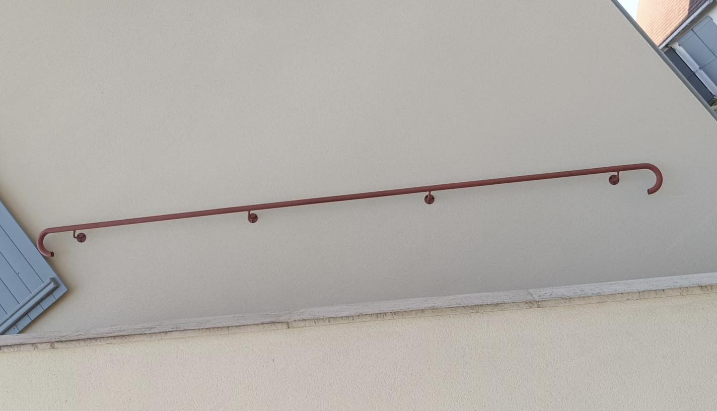 Fabrication et pose d’une rampe avec peinture antirouille brun.