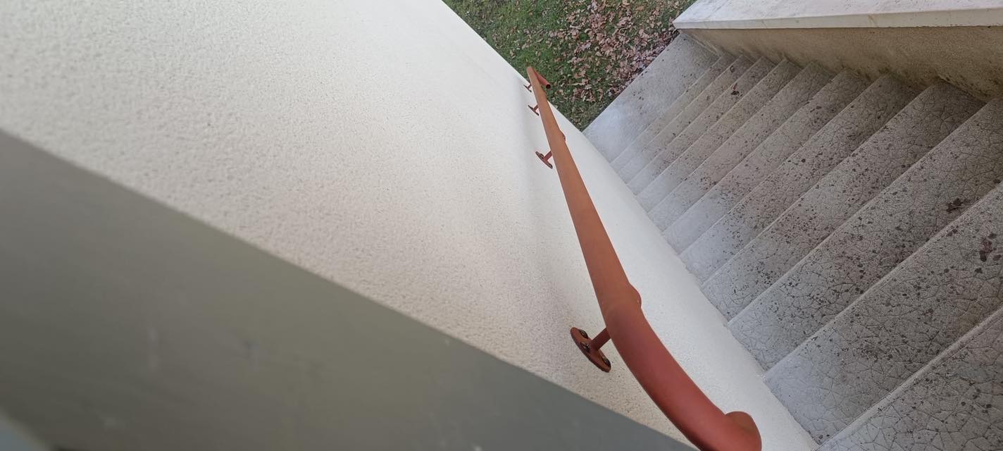 Fabrication et pose d&rsquo;une rampe avec peinture antirouille brun.